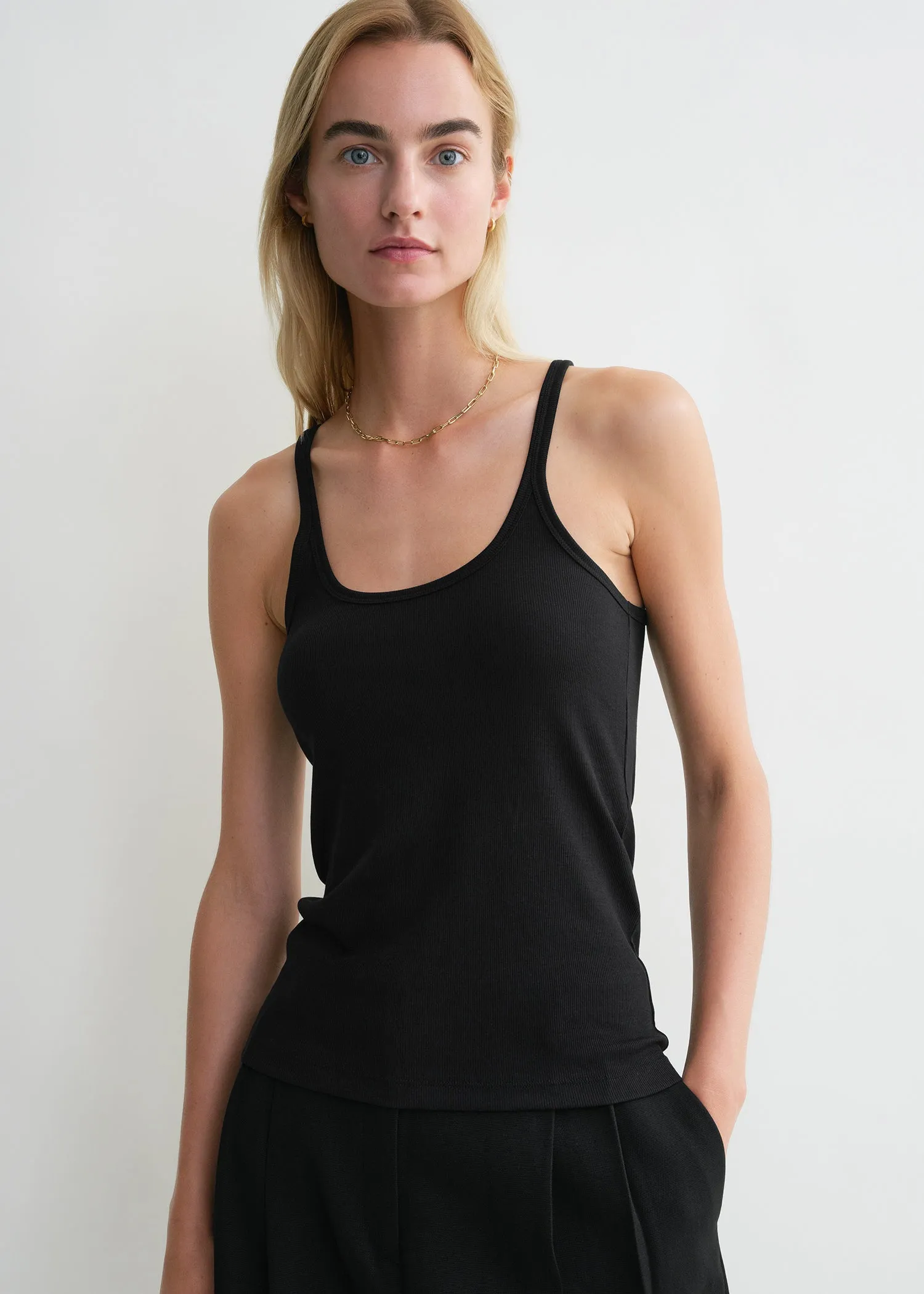 Scoop neck rib tank black